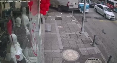 İzmir'de panelvanın kaldırımdaki yayaya çarpması güvenlik kamerasında