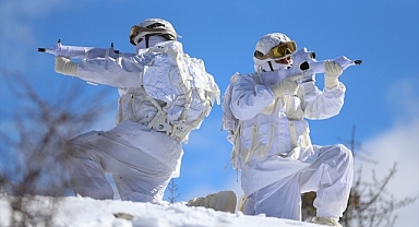 Jandarma komandolardan kış tatbikatı