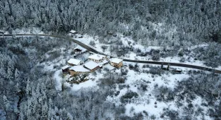 Karabük ve Bolu'nun yüksek kesimleri kar yağışıyla beyaza büründü