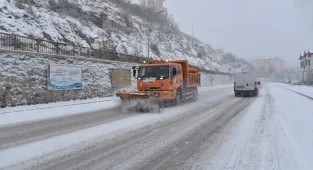 Kars'ta etkili olan kar nedeniyle 77 köy yolu ulaşıma kapandı 