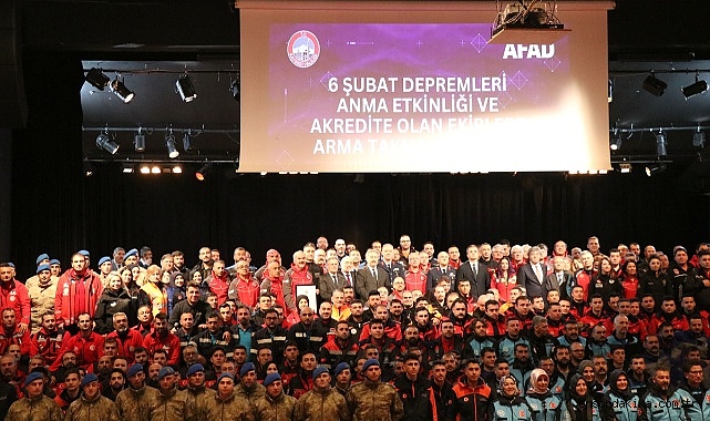 Kayseri'de akredite olan arama kurtarma ekiplerine armaları takıldı 
