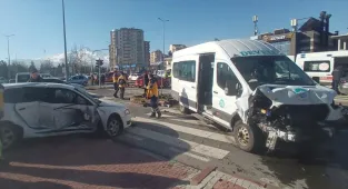 Kayseri'de minibüs ile otomobil çarpıştı, 14 kişi yaralandı