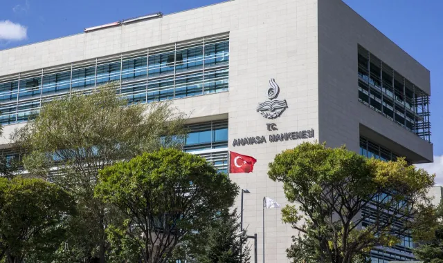 Kırgızistan Anayasa Mahkemesi, cumhurbaşkanın görev süresi ve seçim tarihine ilişkin kararını açıkladı