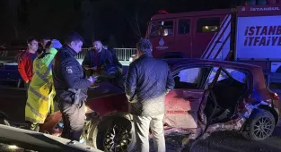 Küçükçekmece'de çarpışan 2 otomobilin sürücüleri yaralandı