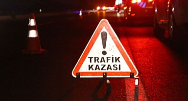 Küçükçekmece'de çarpışan otomobillerden biri dereye düştü