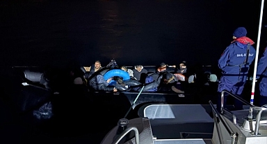 Lastik botta 29 düzensiz göçmen yakalandı