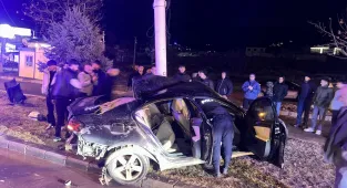 Direğe çarpan otomobilin sürücüsü yaralandı