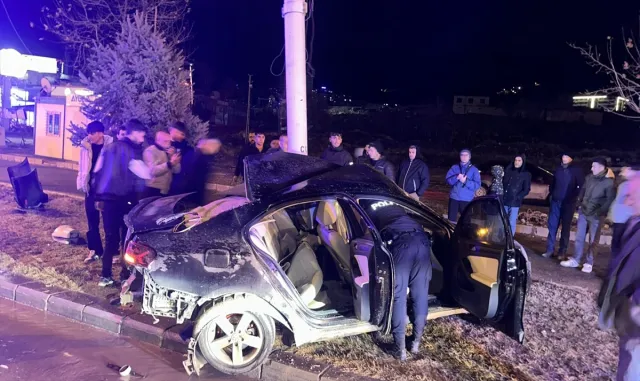 Direğe çarpan otomobilin sürücüsü yaralandı