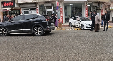 Mardin'de SUV tipi araç ile otomobilin çarpıştığı kazada 2 kişi yaralandı 