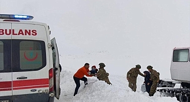 Mehmetçik, Kars'ta kardan kapanan yollar nedeniyle ulaşılamayan hasta çocukları sağlık ekiplerine teslim etti