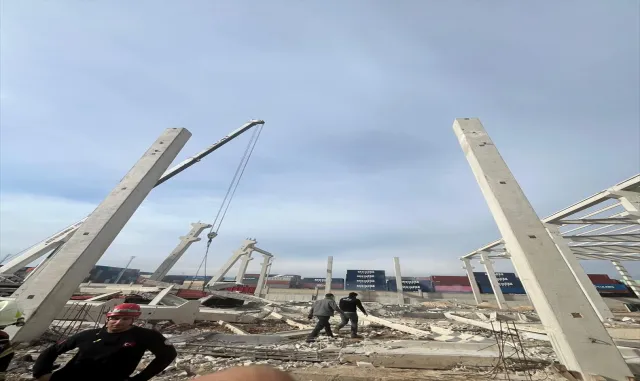 Mersin'de inşaat şantiyesinde beton blokların devrilmesi sonucu 2'si ağır 3 kişi yaralandı