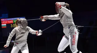 Milli eskrimci Furkan Yaman, gençlerde Avrupa şampiyonu oldu