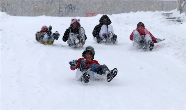 Niğde'nin 3 ilçesi ile kent merkezine bağlı köylerinde kar nedeniyle eğitime ara verildi