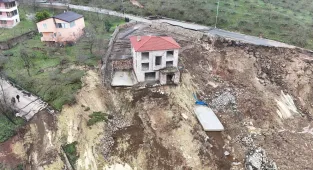 Ordu'da heyelan nedeniyle 2 ev ile halı saha yıkıldı