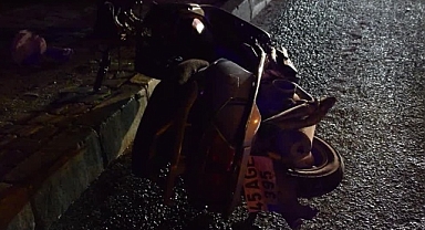Otomobil ile motosikleti çarpıştı, biri ağır 2 kişi yaralandı