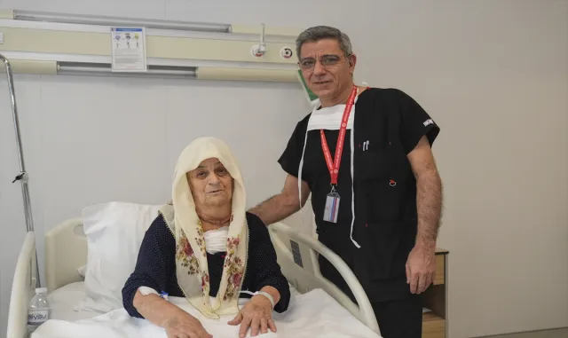 Otuz yıl ertelediği guatr ameliyatında 2 kiloya yakın kitle çıkarıldı