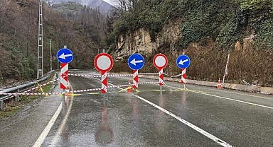 Rize'de heyelan nedeniyle kapanan köy yolunda temizlik çalışması yapıldı