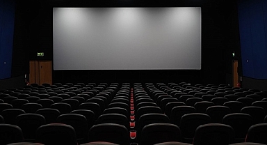 Sakarya'da sinemada buluşan kadınlar, film eşliğinde huzurevi sakinleri için örgü ördü