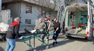 Sancaktepe'de 4 katlı binada çıkan yangında dumandan etkilenen 3 kişi hastaneye kaldırıldı