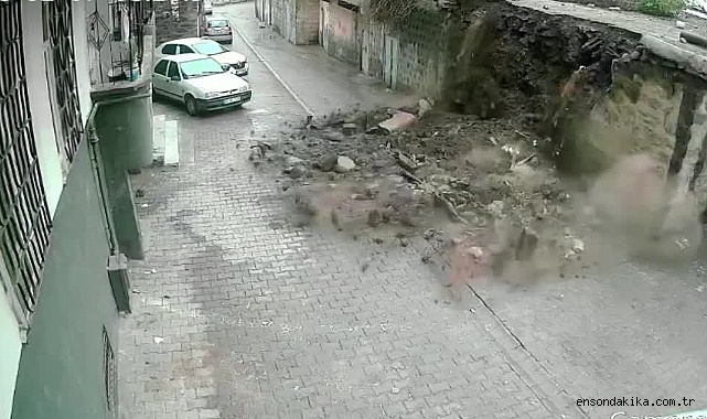 Şanlıurfa'da çöken boş evin yanındaki 3 ev tedbiren tahliye edildi 