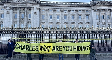 Saray sessiz halk öfkeli: Buckingham'a 'suç mahalli' şeridi çekildi