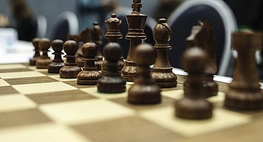 Satranç oyuncuları Ediz Gürel ile Van Foreest arasındaki özel maç başladı