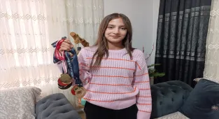 Sırıkla atlamada Türkiye rekoru kıran 13 yaşındaki Emine Elif çalışmalarının karşılığını aldı: