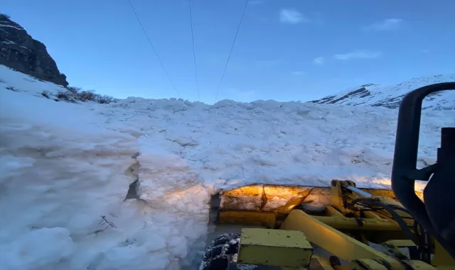 Şırnak'ta çığ düşmesi sonucu grup köy yolu ulaşıma kapandı