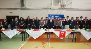 Sivas Valisi Şimşek, spor malzemesi dağıtımına katıldı