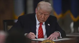 Trump, hükümetin kapanmasını sona erdiren bütçe paketini imzaladı