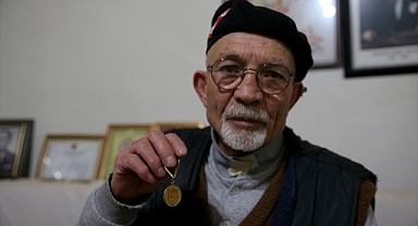 Türk Silahlı Kuvvetlerini Güçlendirme Vakfına bağışı dolayısıyla aldığı berat ve madalyasına gözü gibi bakıyor