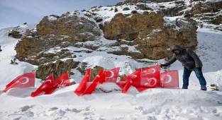 Van'daki çığlarda hayatını kaybedenler anıldı