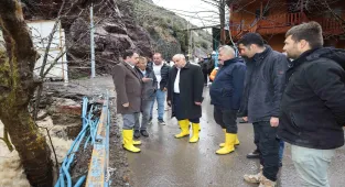 Yahyalı Kaymakamı Gültekin ve Belediye Başkanı Öztürk selden etkilenen bölgede inceleme yaptı