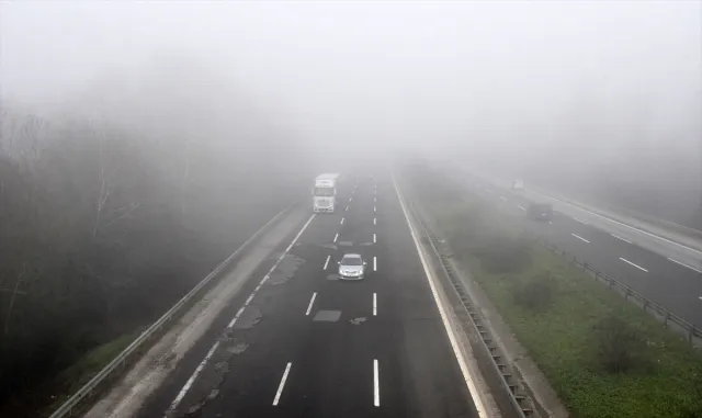Anadolu Otoyolu'nun Düzce kesiminde sis etkili oldu