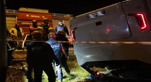 Antalya'da infaz koruma memurlarını taşıyan otobüs devrildi