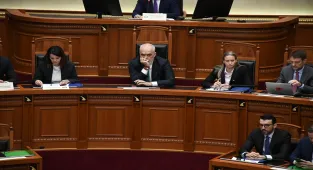 Arnavutluk Meclisinde eski Başbakan Yardımcısı'nın dokunulmazlığının kaldırılmaması protesto edildi