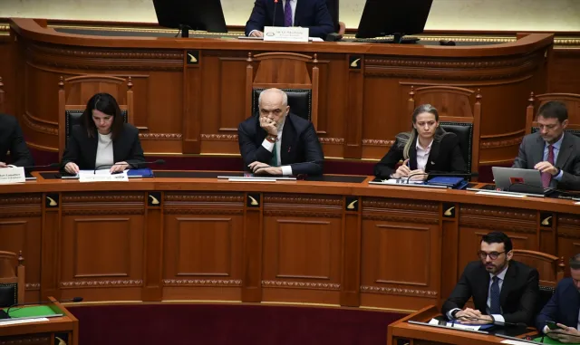 Arnavutluk Meclisinde eski Başbakan Yardımcısı'nın dokunulmazlığının kaldırılmaması protesto edildi