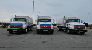 Azerbaycan İran'a insani yardım gönderdi