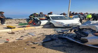 Balıkesir'de 2 otomobilin çarpıştığı kazada 6 kişi yaralandı