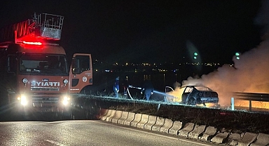 Bitlis'te seyir halindeki otomobil yandı