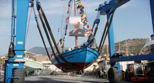 Bodrum'un son sünger avcısı Aksona Mehmet 64 yıllık teknesini denize indirdi