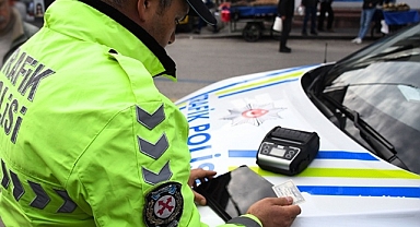 Bursa'da hastane bahçesinde yüksek sesle müzik dinleyen sürücüye para cezası uygulandı