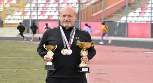 Emekli olduktan sonra başladığı atletizmde başarıdan başarıya koşuyor
