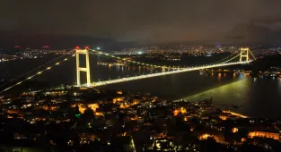 Fatih Sultan Mehmet Köprüsü endometriozis farkındalığı için sarıya büründü