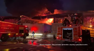 Fatih'te apartmanda çıkan yangına itfaiye ekiplerince müdahale ediliyor