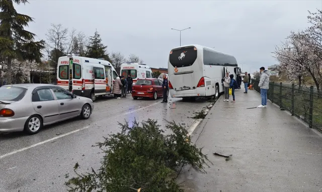 GÜNCELLEME 2 - Çorum'da yolcu otobüsü ile kamyonet çarpıştı, 1 kişi öldü, 6 kişi yaralandı