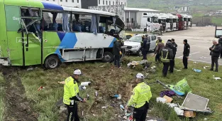GÜNCELLEME 2 - Samsun'da öğrencilerin bulunduğu midibüsün devrilmesi sonucu 11 kişi yaralandı
