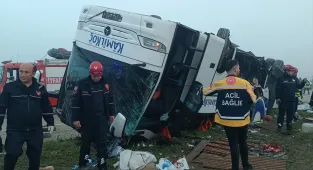 GÜNCELLEME - Adana'da devrilen yolcu otobüsündeki 2 kişi öldü, 23 kişi yaralandı