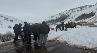 GÜNCELLEME - Bingöl'de çığ nedeniyle ulaşıma kapanan Karlıova-Yedisu kara yolu açıldı