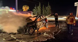 Hatay'da kaza yapan otomobilde çıkan yangın söndürüldü